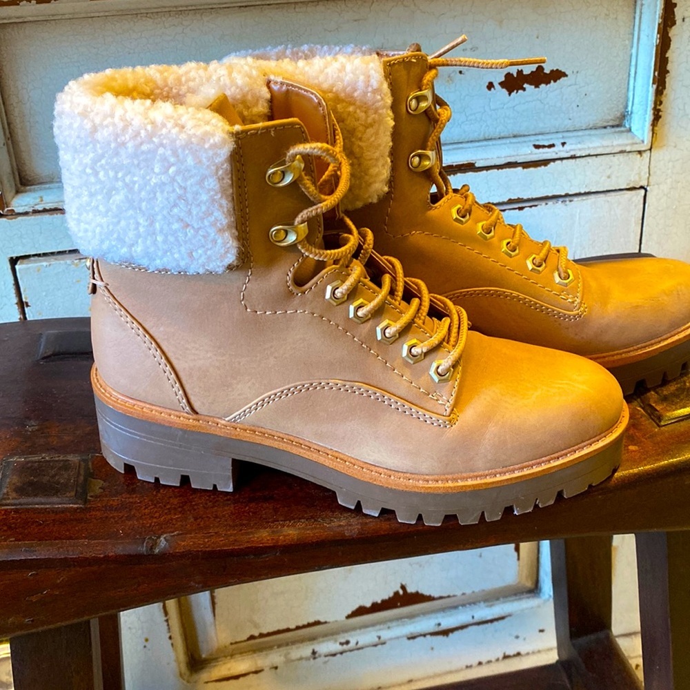 Women's Black and Cream Boots size 8